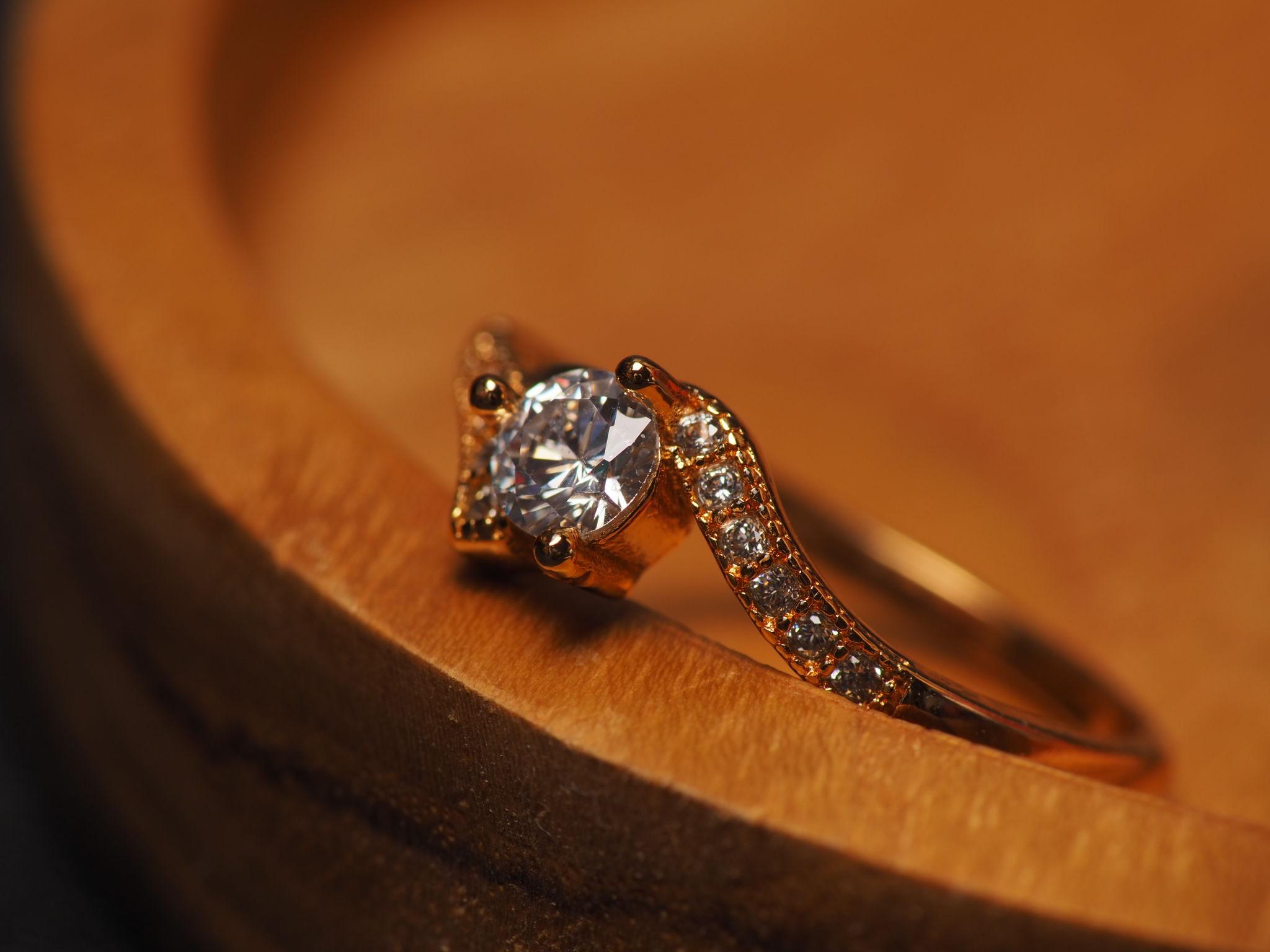 Round cut diamond ring with brilliant sparkle in premium gold setting